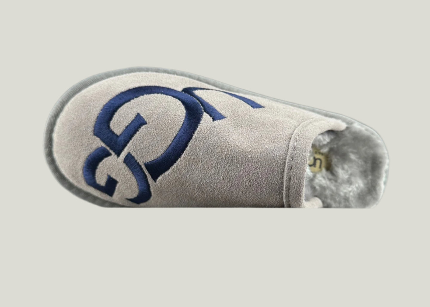 UGG Scuff Logo Slipper | האג כפכפי סקאפ